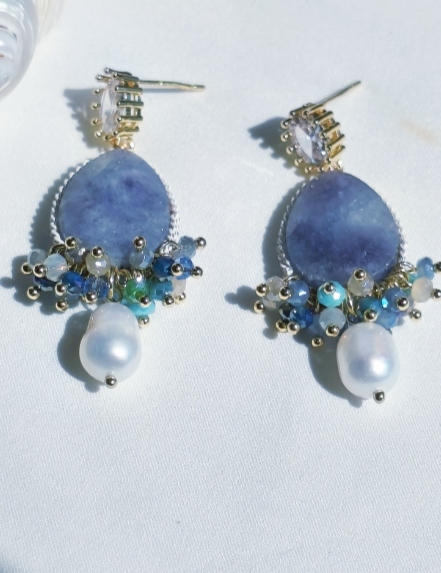 Orecchini con Ametista Naturale e Perle "Segreto blu", (ago d'argento)