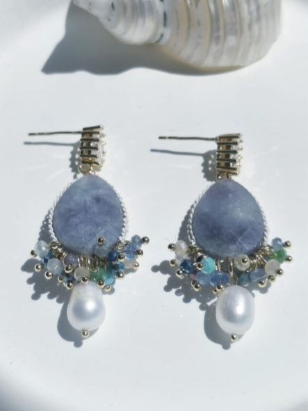 Orecchini con Ametista Naturale e Perle "Segreto blu", (ago d'argento)
