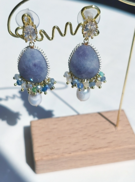 Orecchini con Ametista Naturale e Perle "Segreto blu", (ago d'argento)