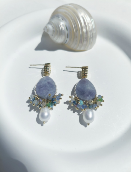 Orecchini con Ametista Naturale e Perle "Segreto blu", (ago d'argento)