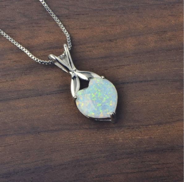collana placcato in oro bianco 18K con opale a forma di cuore