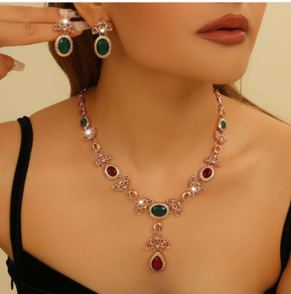 Set collana e orecchini con zirconi smeraldo e rosso