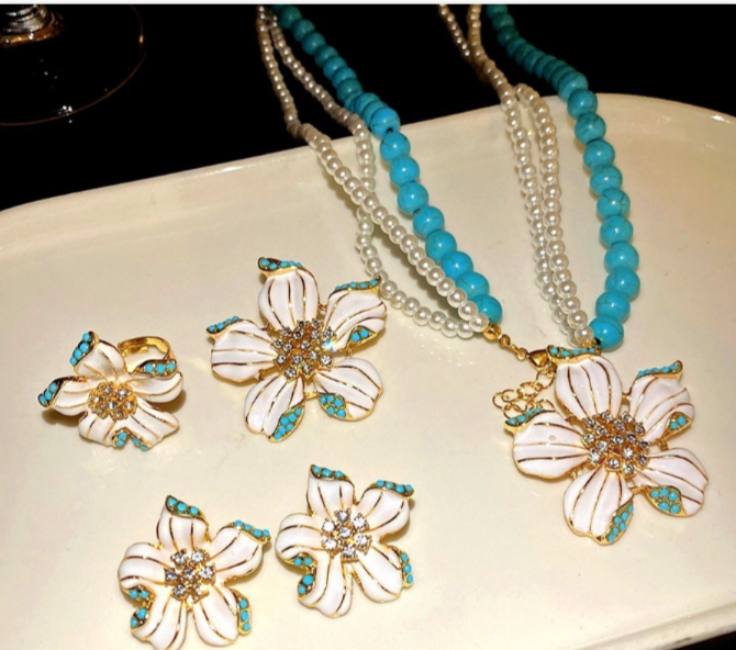 Set aus natürlichen türkisen Steinen und Perlen mit bemalten Emailleblumen, 2-teilig