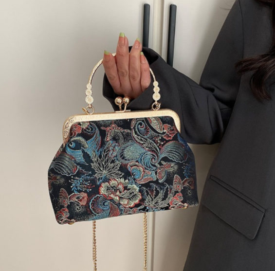 Elegante handgemachte Pochette mit lila Sauerklee-Blumenmuster