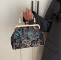 Elegante handgemachte Pochette mit lila Sauerklee-Blumenmuster