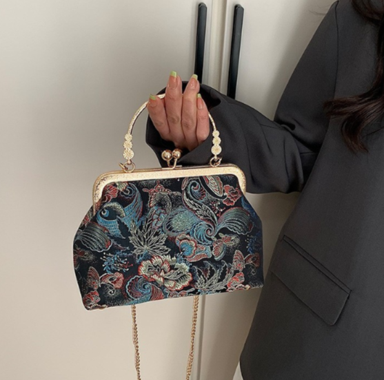 Elegante handgemachte Pochette mit lila Sauerklee-Blumenmuster
