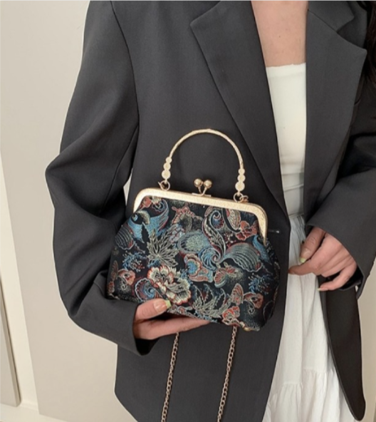 Elegante handgemachte Pochette mit lila Sauerklee-Blumenmuster