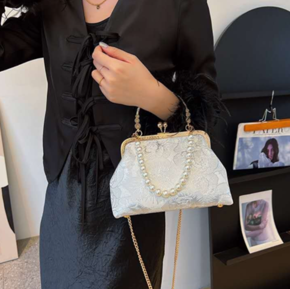 Clutch aus weißem Seidenbrokat mit Blumenmuster, Handtasche mit Perlen