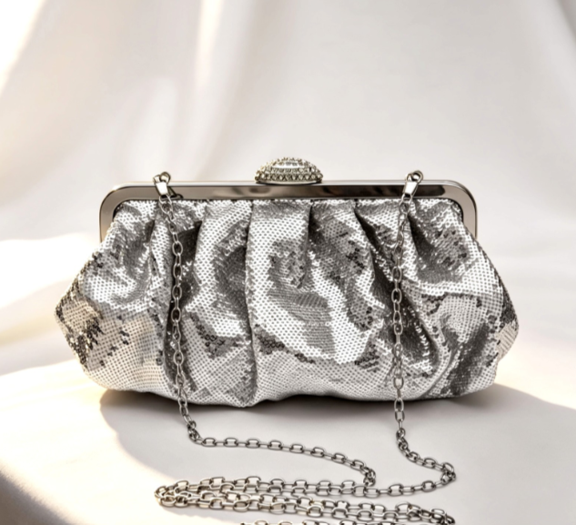 Abendclutch in Silberpailletten mit Schnappverschluss und abnehmbarer Kette