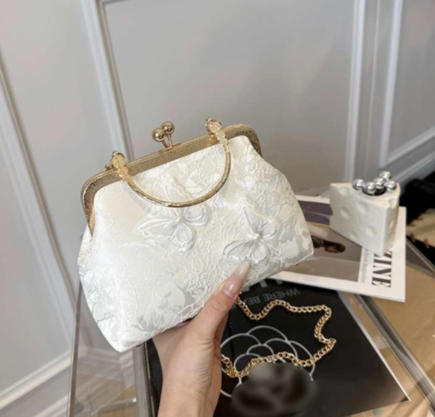 Pochette da sera in seta con ricamo farfalla 3D in pizzo avorio