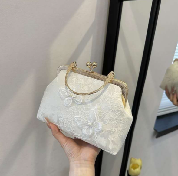Pochette da sera in seta con ricamo farfalla 3D in pizzo avorio