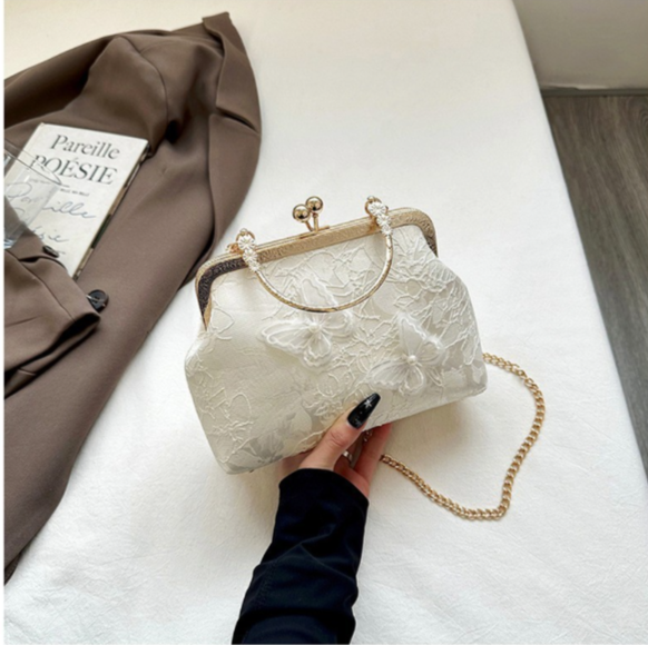 Pochette da sera in seta con ricamo farfalla 3D in pizzo avorio