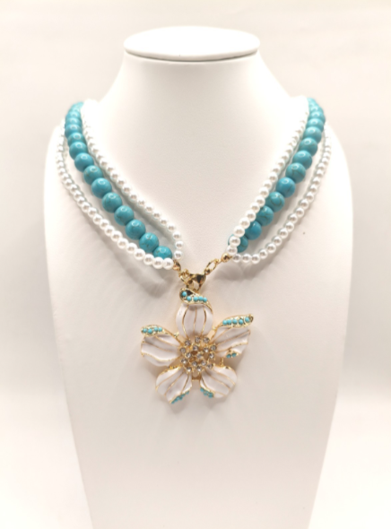 Set aus natürlichen türkisen Steinen und Perlen mit bemalten Emailleblumen, 2-teilig