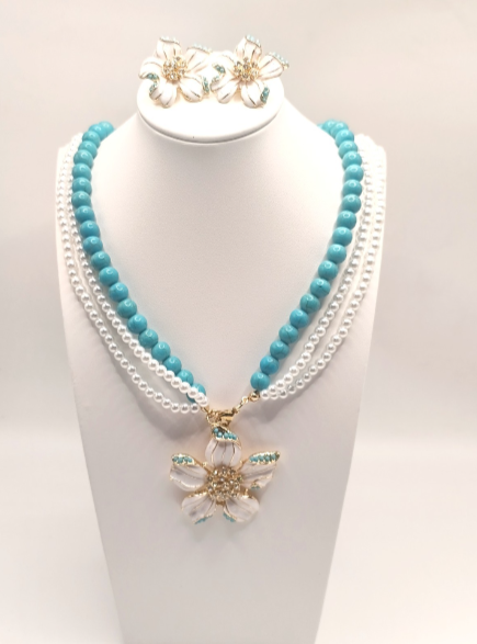 Set aus natürlichen türkisen Steinen und Perlen mit bemalten Emailleblumen, 2-teilig