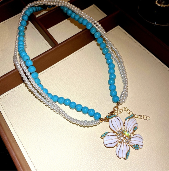 Set aus natürlichen türkisen Steinen und Perlen mit bemalten Emailleblumen, 2-teilig