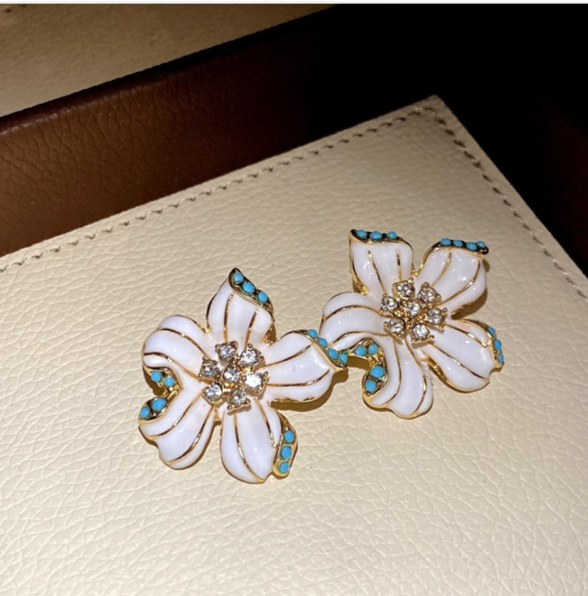 Set aus natürlichen türkisen Steinen und Perlen mit bemalten Emailleblumen, 2-teilig