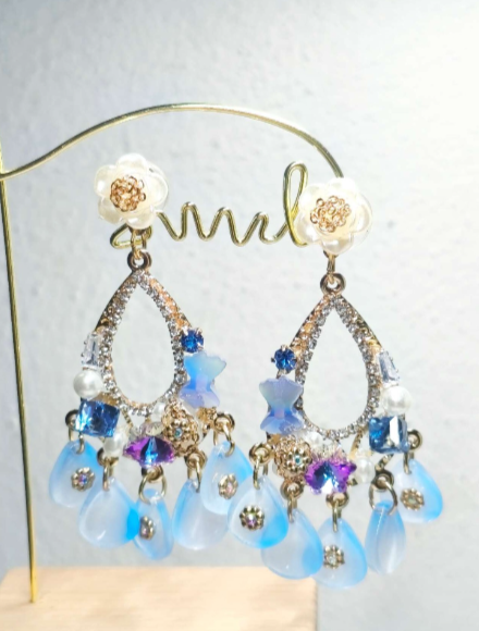 Ohrringe mit Perlen und Blumen, romantischer Stil, abgestufte blaue Tropfen, 2 Farben erhältlich