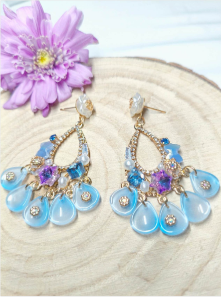 Ohrringe mit Perlen und Blumen, romantischer Stil, abgestufte blaue Tropfen, 2 Farben erhältlich