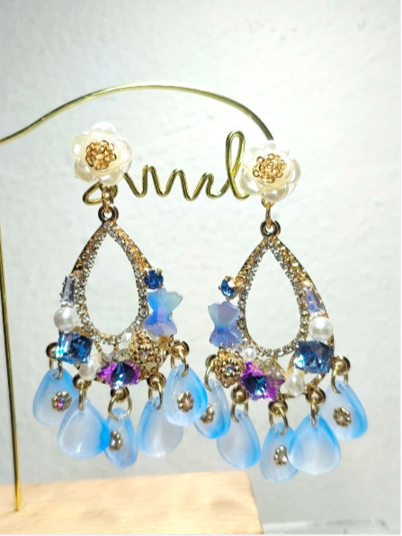 Ohrringe mit Perlen und Blumen, romantischer Stil, abgestufte blaue Tropfen, 2 Farben erhältlich