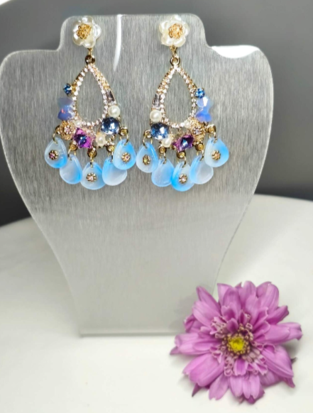 Ohrringe mit Perlen und Blumen, romantischer Stil, abgestufte blaue Tropfen, 2 Farben erhältlich