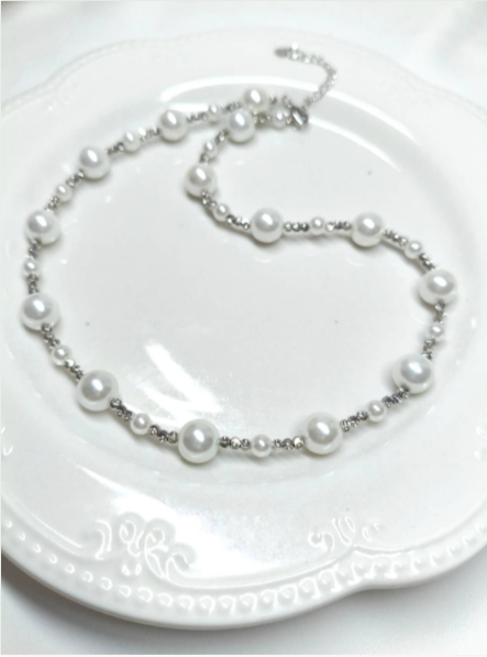 Collana elegante con perline bianche, catena a perline di ispirazione vintage