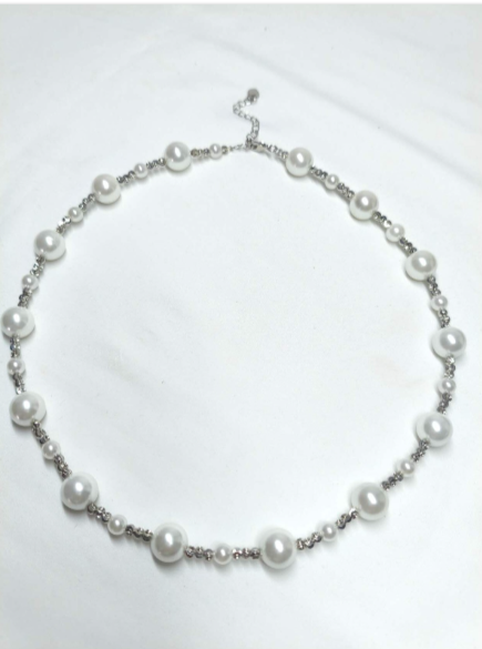 Collana elegante con perline bianche, catena a perline di ispirazione vintage