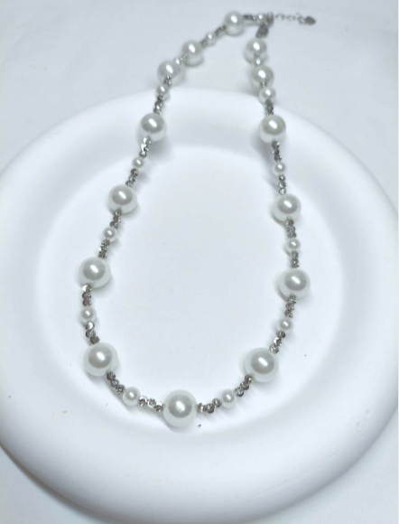 Collana elegante con perline bianche, catena a perline di ispirazione vintage