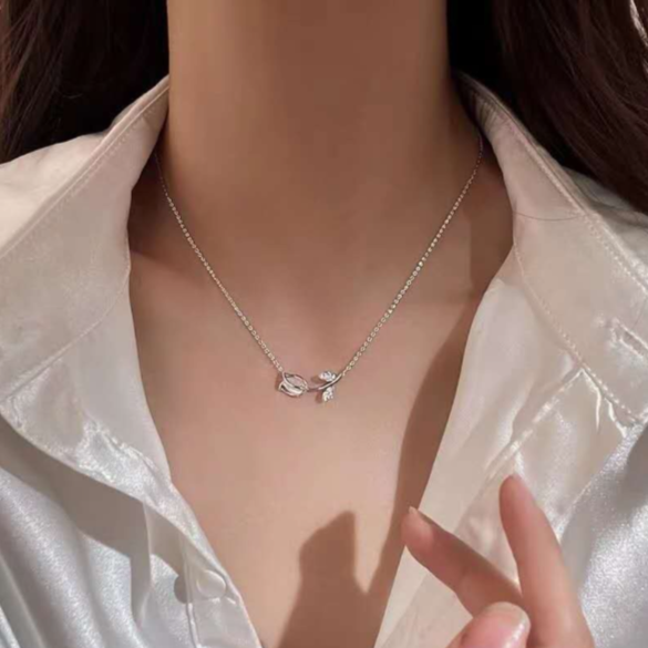 Halskette aus 925er Silber mit Tulpenanhänger, Mondstein und Zirkonia, verstellbare Kette