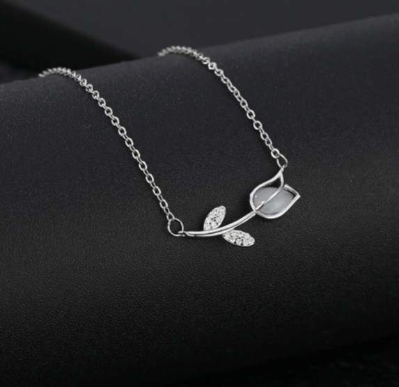 Halskette aus 925er Silber mit Tulpenanhänger, Mondstein und Zirkonia, verstellbare Kette