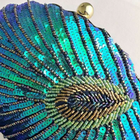 Pochette Conchiglia Pavone con Perline & Pagliette Cucite a Mano