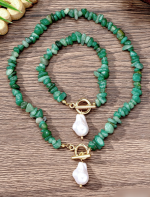 Set aus unregelmäßig geformten Natursteinsplittern mit Barockperlen, 2-teilig