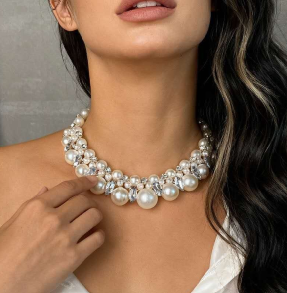 Kurze geflochtene Halskette mit großen Perlen, Strasssteinen und Zirkonia. Verstellbar, elegant