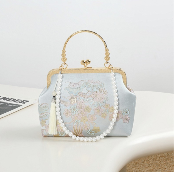 pochette elegante artigianale con motivi di fiori di ciliegio