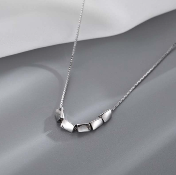 Trendy collana in argento 925 minimalistica con piccoli cubi lisci