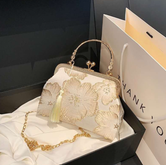 Bestickte Handtasche mit großen Blumenmustern