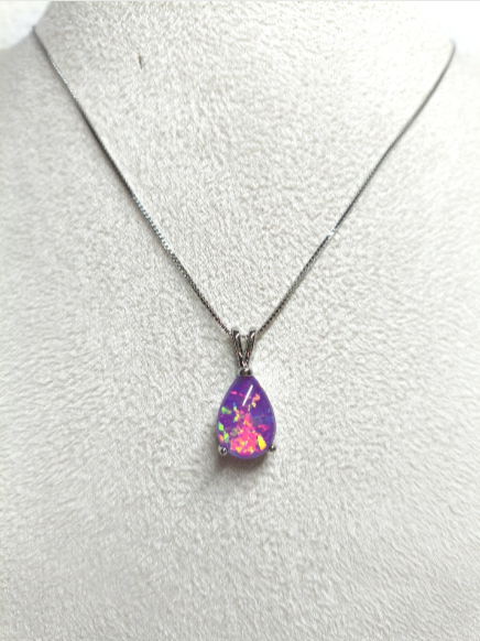 18K vergoldete Kette mit tropfenförmigem Opal