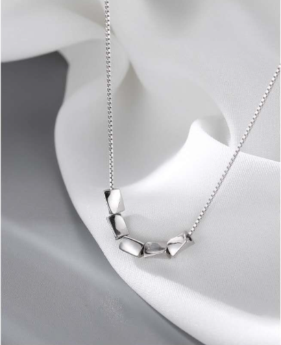Trendy collana in argento 925 minimalistica con piccoli cubi lisci