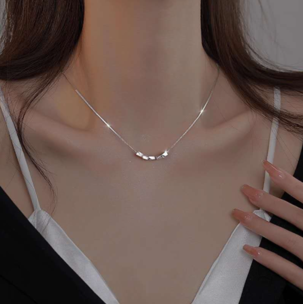 Trendy collana in argento 925 minimalistica con piccoli cubi lisci