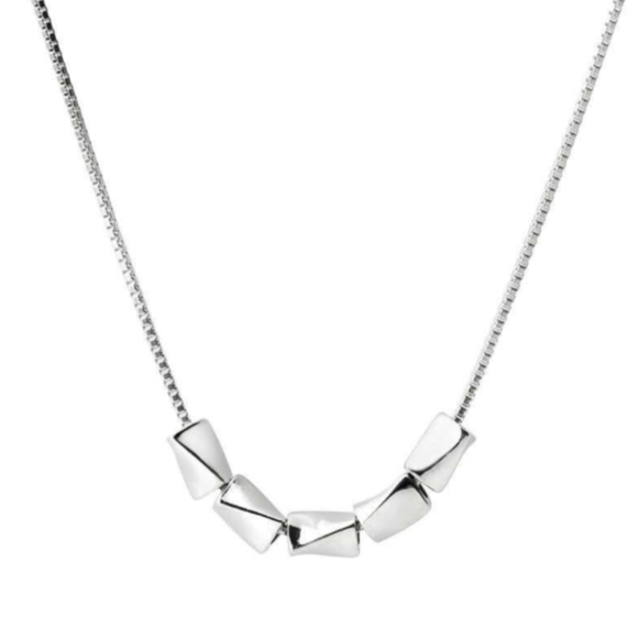 Trendy collana in argento 925 minimalistica con piccoli cubi lisci