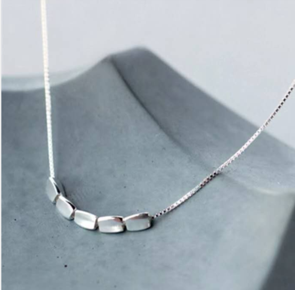 Trendy collana in argento 925 minimalistica con piccoli cubi lisci