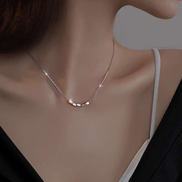 Trendy collana in argento 925 minimalistica con piccoli cubi lisci
