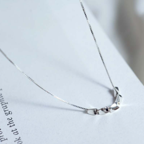 Trendy collana in argento 925 minimalistica con piccoli cubi lisci