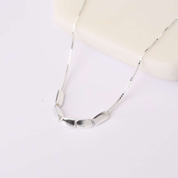 Trendy collana in argento 925 minimalistica con piccoli cubi lisci
