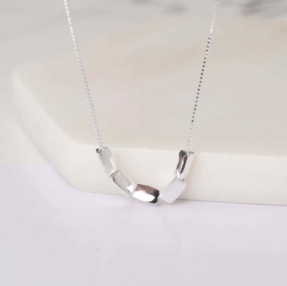 Trendy collana in argento 925 minimalistica con piccoli cubi lisci