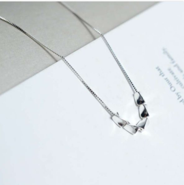 Trendy collana in argento 925 minimalistica con piccoli cubi lisci