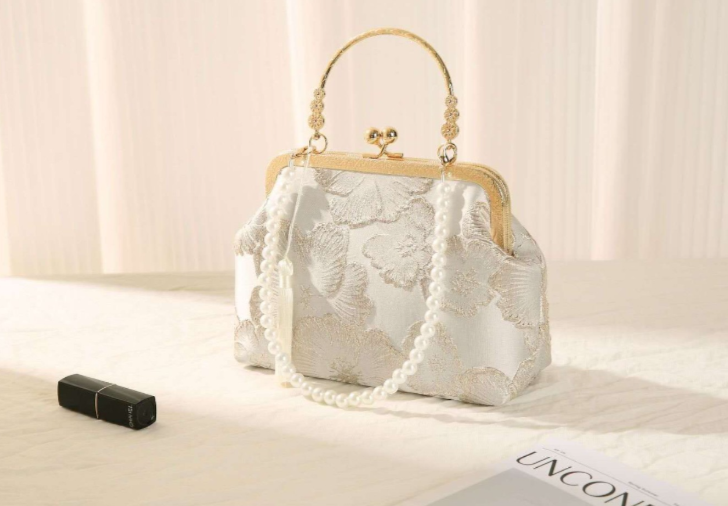 Bestickte Handtasche mit großen Blumenmustern
