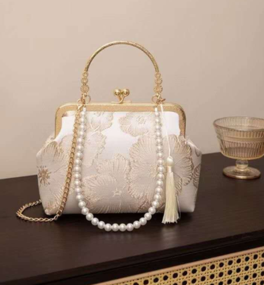 Bestickte Handtasche mit großen Blumenmustern