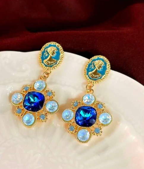Vintage-Ohrringe mit Beauty-Head aus Zirkonia und Saphirblau (Silbernadel)