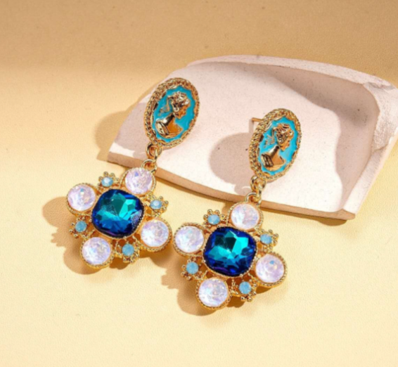 Vintage-Ohrringe mit Beauty-Head aus Zirkonia und Saphirblau (Silbernadel)