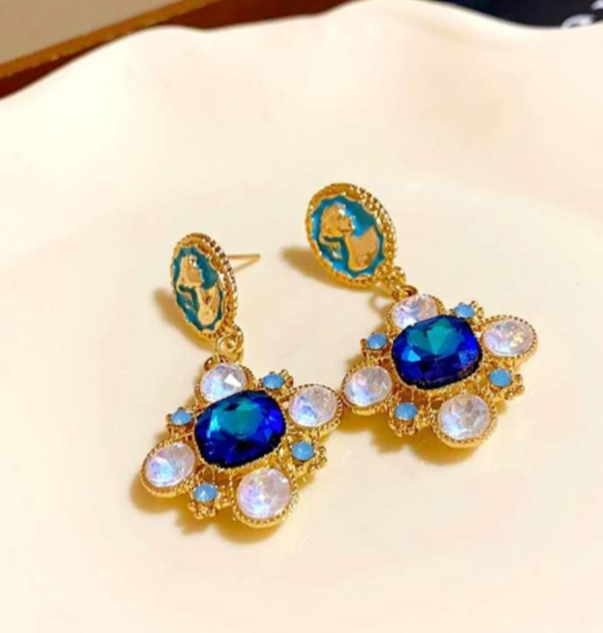 Vintage-Ohrringe mit Beauty-Head aus Zirkonia und Saphirblau (Silbernadel)
